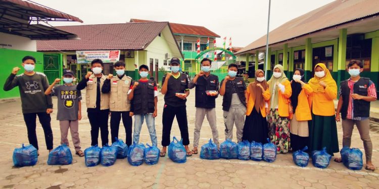 PD IPM dan Lazismu Aceh Tenggara Berbagi Buah untuk Tingkatkan Imunitas