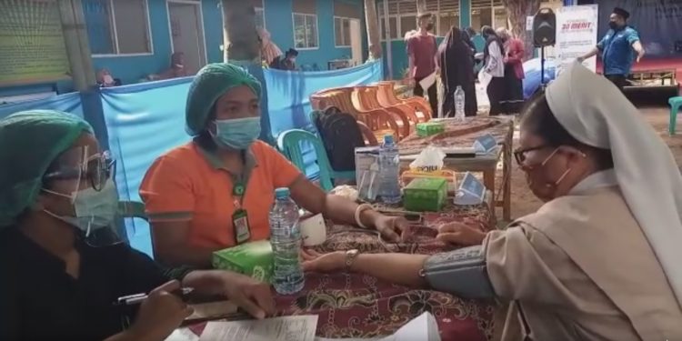 Kejar Target Nasional, 2000 Warga Maumere Vaksinasi Covid-19 di IKIP Muhammadiyah