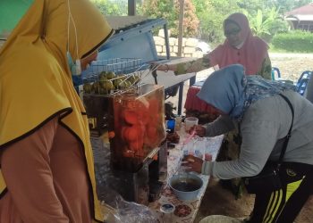 Buah Melimpah, Tim PKM UMSU Latih Petani Buat Jus Jeruk