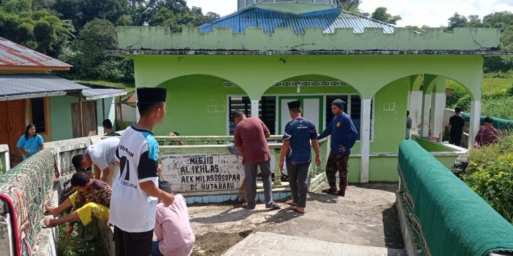 Sambut Tahun Baru Islam, Santri Ponpes KHA Dahlan Bersihkan Masjid di Sipirok