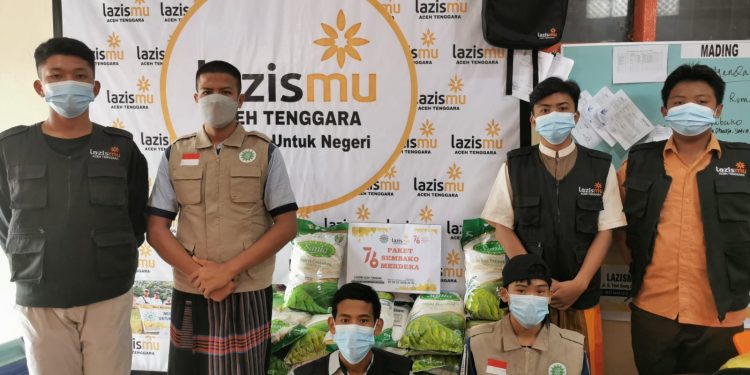 Rayakan HUT RI ke-76, Lazismu Aceh Tenggara Berbagi 76 Kantong Beras.
