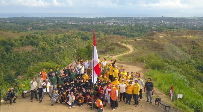 Kibar Bendera Merah Putih di Puncak Telaga Maneh Bireuen