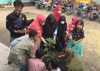 Tanamkan Sikap Peduli Lingkungan, Dosen Fakultas Pertanian UMSU Ajak Murid SD Tanam Pohon