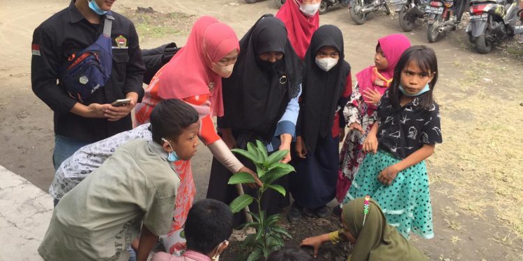 Tanamkan Sikap Peduli Lingkungan, Dosen Fakultas Pertanian UMSU Ajak Murid SD Tanam Pohon