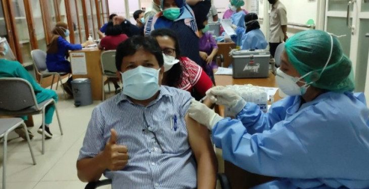 Tenaga Kesehatan di Medan Mulai Disuntik Vaksin Dosis Ketiga