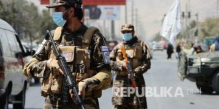 Tentara Taliban Sita Vila Mewah Panglima Afganistan yang Melarikan Diri
