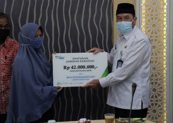 Karyawan UPT Asrama Haji Embarkasi Aceh Terima Dana Kematian