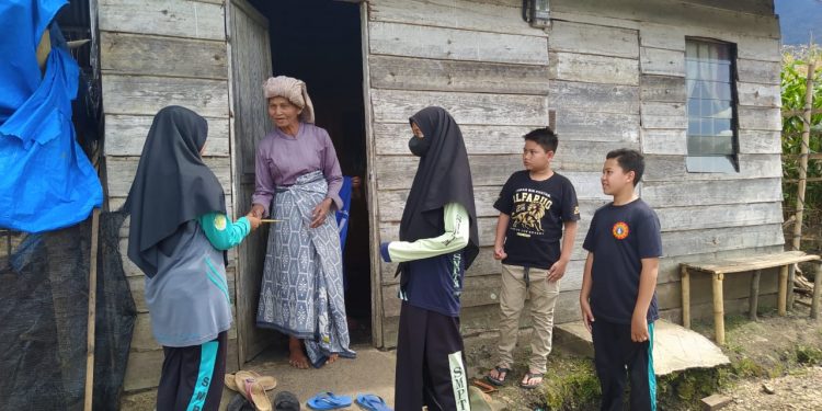 Kader IPM Gayo Lues Berbagi kepada Fakir Miskin