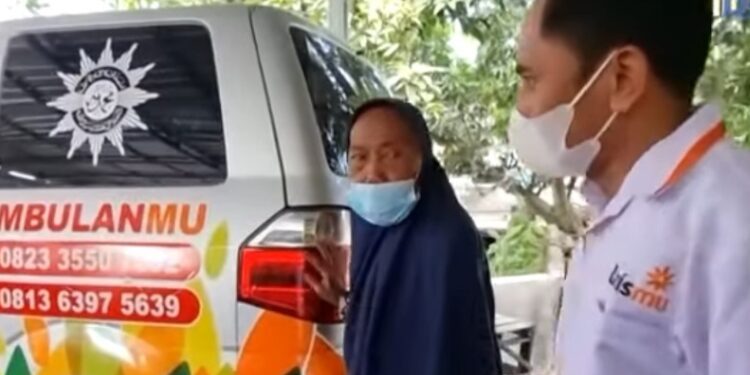 Mbah Tuginem Relakan Tabungannya Bantu Lazismu Beli Ambulans