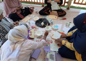 PKM Fak. Psikologi Unmuha, Pelatihan Basic Decoupage Art untuk Perajin Rotan
