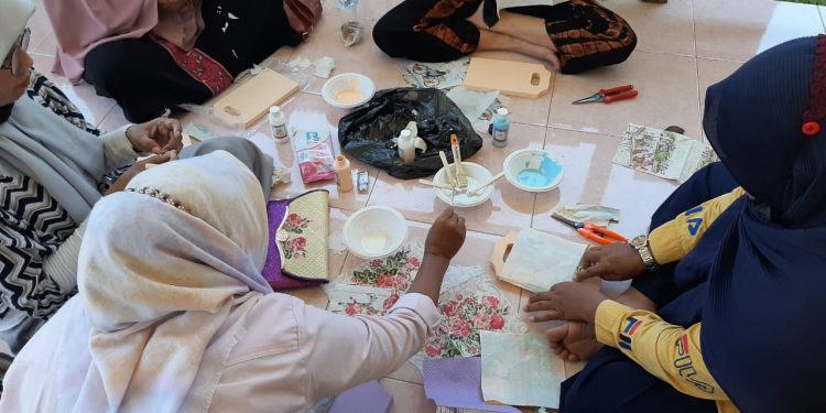 PKM Fak. Psikologi Unmuha, Pelatihan Basic Decoupage Art untuk Perajin Rotan