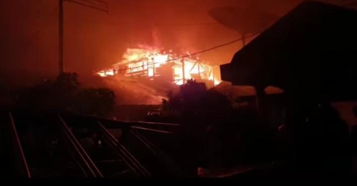 12 Unit Rumah Ludes Terbakar di Beting Kualo Kapias