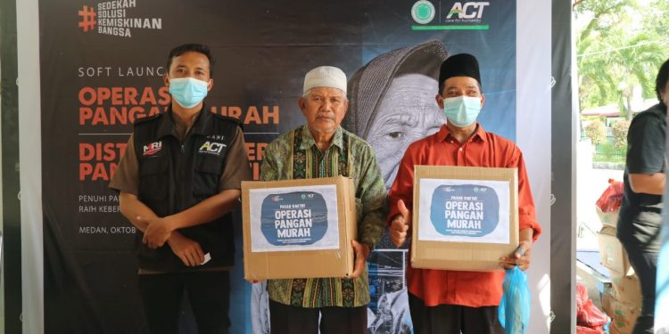 ACT Medan dan Yayasan Masjid Al-Jihad Berkolaborasi Bagikan 100 Paket Makanan