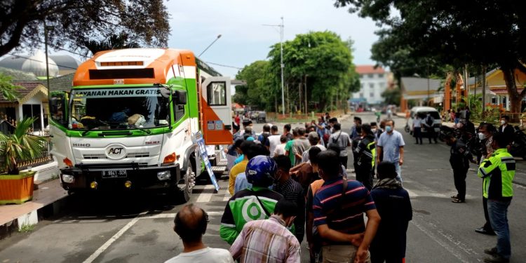 ACT Salurkan Ratusan Porsi Makanan Gratis