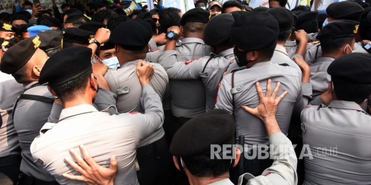 BEM SI: Mahasiswa Dibanting dan Diinjak Sampai Kejang-kejang