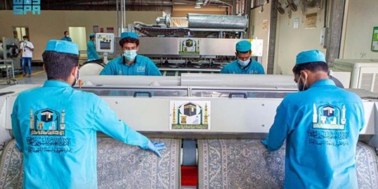 1.500 Karpet Masjidil Haram Dibersihkan Tiap Pekan