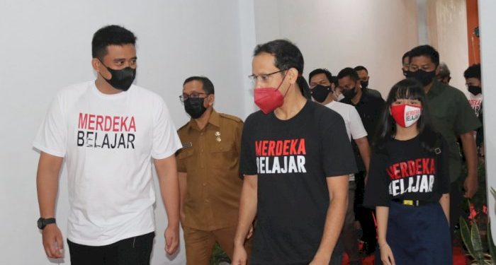 Bobby Nasution Dampingi Nadiem Makarim Tinjau PTM di Medan