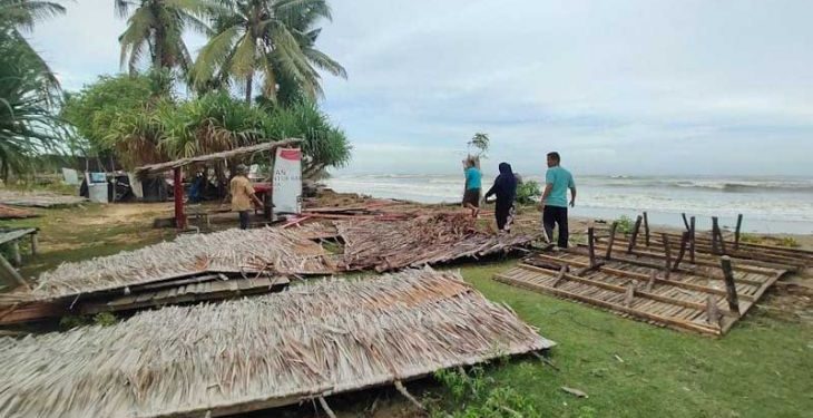 Puluhan pondok wisata pantai di Aceh Timur ambruk
