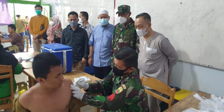 Pasi-Op 1 Kodim 0203, Alumni Ponpes Kuala Madu Pimpinan Vaksinasi 1000 Santri