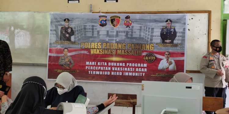 Ratusan Santri Kauman Padang Panjang Ikuti Vaksinasi Covid-19