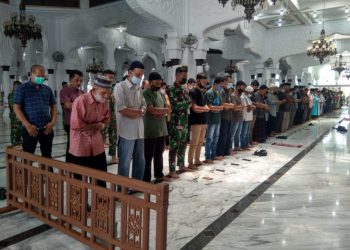 Shaf Salat di Masjid Baiturrahman Mulai Dirapatkan