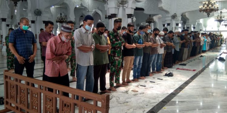 Shaf Salat di Masjid Baiturrahman Mulai Dirapatkan