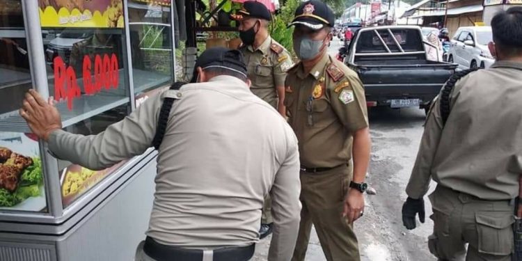Tertibkan Penggunaan Trotoar, Satpol PP dan WH Kabupaten Aceh Tengah Lakukan Patroli