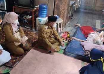 Plt Wali Kota Kunjungi Nenek Nuraini Penderita Patah Kaki dan Diabetes