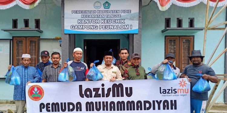 Pemuda Muhammadiyah dan LazisMu Salurkan Bantuan Banjir Tangse