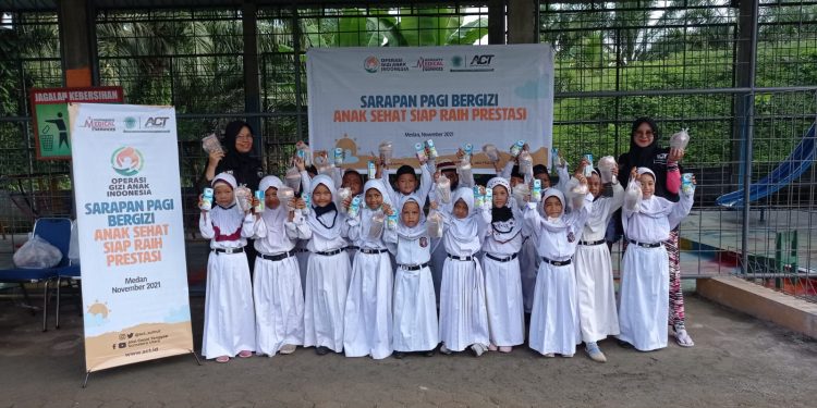 ACT Bagikan Makanan Tambahan kepada Anak di Tuntungan