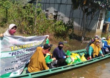 Tembus Banjir Bandang, Ibu-Ibu ‘Aisyiyah Salurkan Bantuan Pakai Sampan