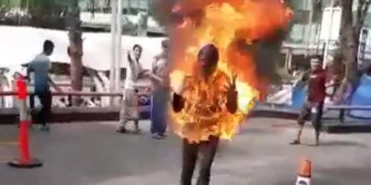 Aksi Bakar Diri Pengungsi Afghanistan