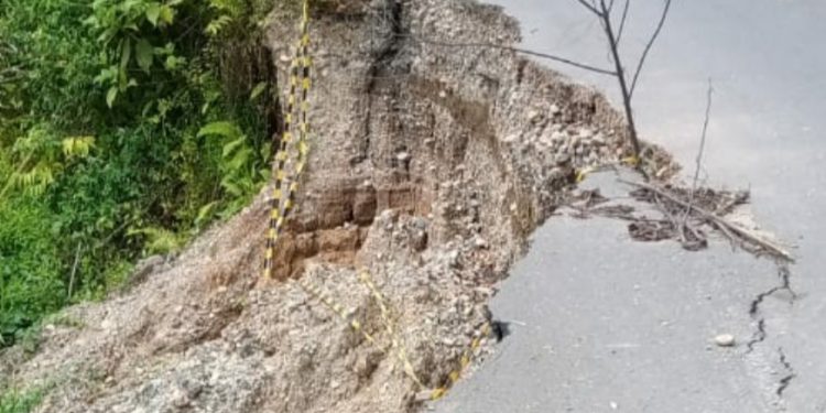 Mengkuatirkan, Badan Jalan Amblas di Lingga Bayu tak Diperbaiki