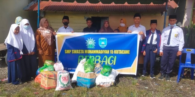 Guru dan Siswa SMPS Muhammadiyah Kutacane Bantu Korban Kebakaran