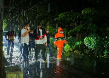 Wali Kota Medan Bobby Nasution meninjau banjir di Kecamatan Medan Denai.(Dok. Humas Pemkot Medan)