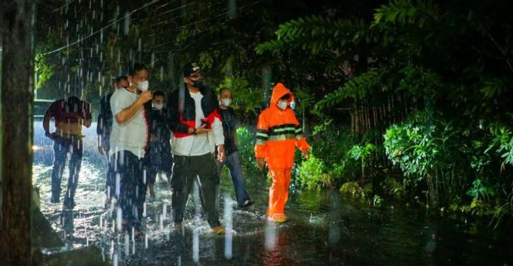 Wali Kota Medan Bobby Nasution meninjau banjir di Kecamatan Medan Denai.(Dok. Humas Pemkot Medan)