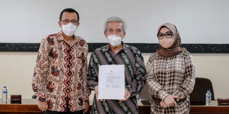 UMSU Tambah Guru Besar, L2DIKTI Serahkan SK Guru Besar untuk Muhammad Arifin Gultom