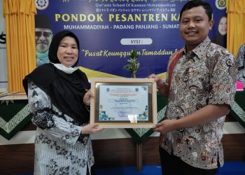 Di Hari Guru, Pesantren Kauman Muhammadiyah Berikan Penghargaan bagi Guru.