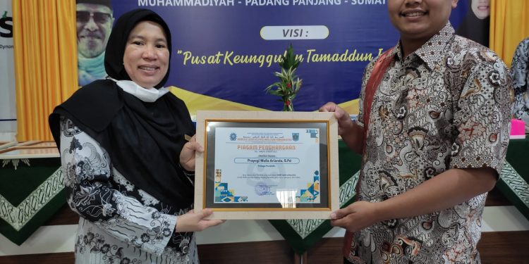 Di Hari Guru, Pesantren Kauman Muhammadiyah Berikan Penghargaan bagi Guru.