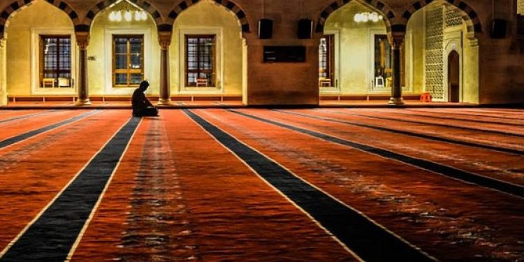 Khutbah Jum’at: Lima Ciri Manusia Dicintai Allah