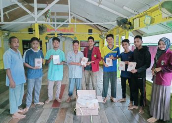 Milad Muhammadiyah ke 109, PC IMM Bagikan Mushaf Al-Qur’an di TPQ