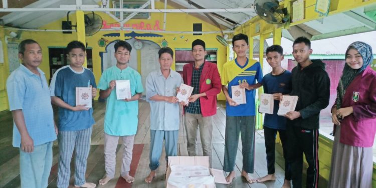 Milad Muhammadiyah ke 109, PC IMM Bagikan Mushaf Al-Qur’an di TPQ