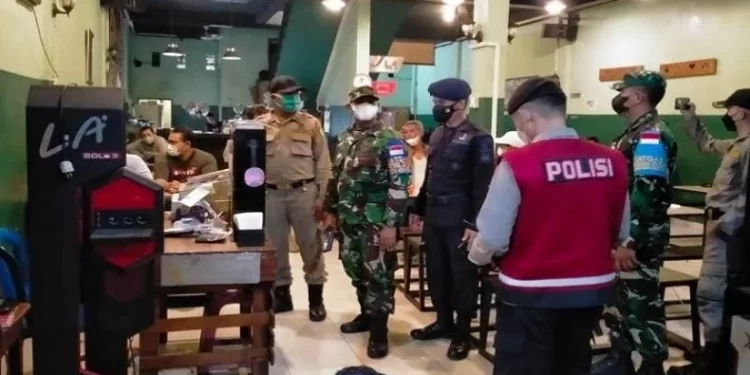 Tekan Penyebaran Covid-19, Petugas Gabungan Razia Prokes di Medan