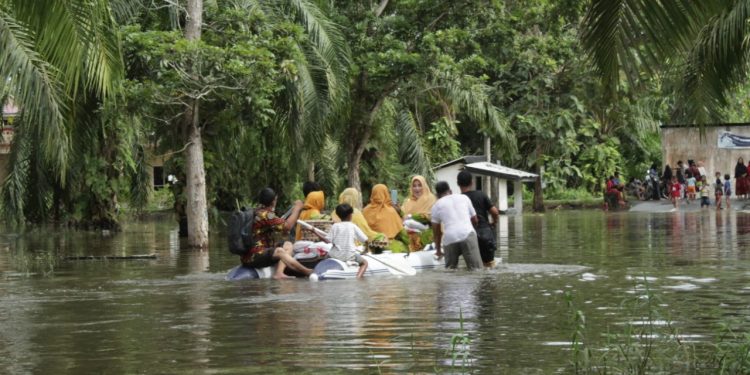 Milad Muhammadiyah, Asyiyah, AMM dan LazisMu Berakit-rakit Salurkan Bantuan