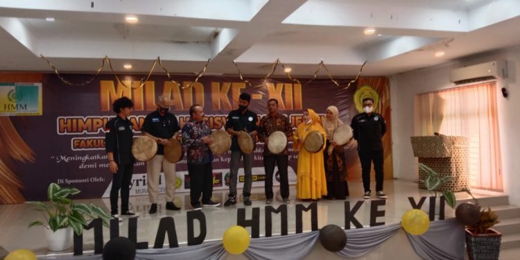 Milad ke-XII HMM Fakultas Ekonomi Unmuha Di Tandai Dengan Pemukulan Rapai