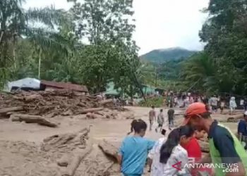 Banjir Angkola Selatan Tapsel sapu belasan rumah dan puluhan unit kendaraan