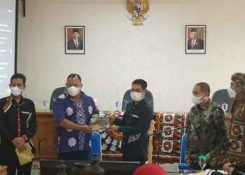 Gubernur Aceh dan DPRK Aceh Tengah Terima Buku “Gayo di Masa Lalu” dari Kepala  Balar Sumut