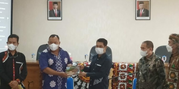 Gubernur Aceh dan DPRK Aceh Tengah Terima Buku “Gayo di Masa Lalu” dari Kepala  Balar Sumut