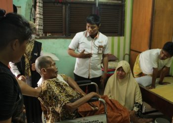 Lazismu Kota Medan Salurkan Kursi Roda Kepada Warga Yang Membutuhkan