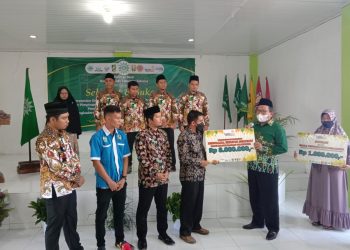 Lazis Simeulue Serahkan Donasi Untuk Korban Erupsi Semeru dan Pasien Tumor